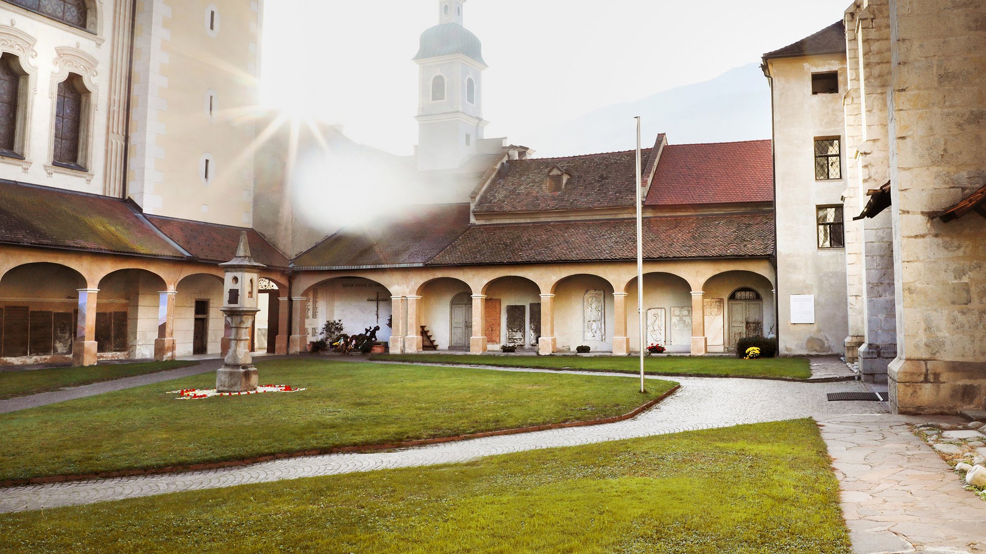 Pfarrkirche und Alter Friedhof Pfarrkirche und Alter Friedhof